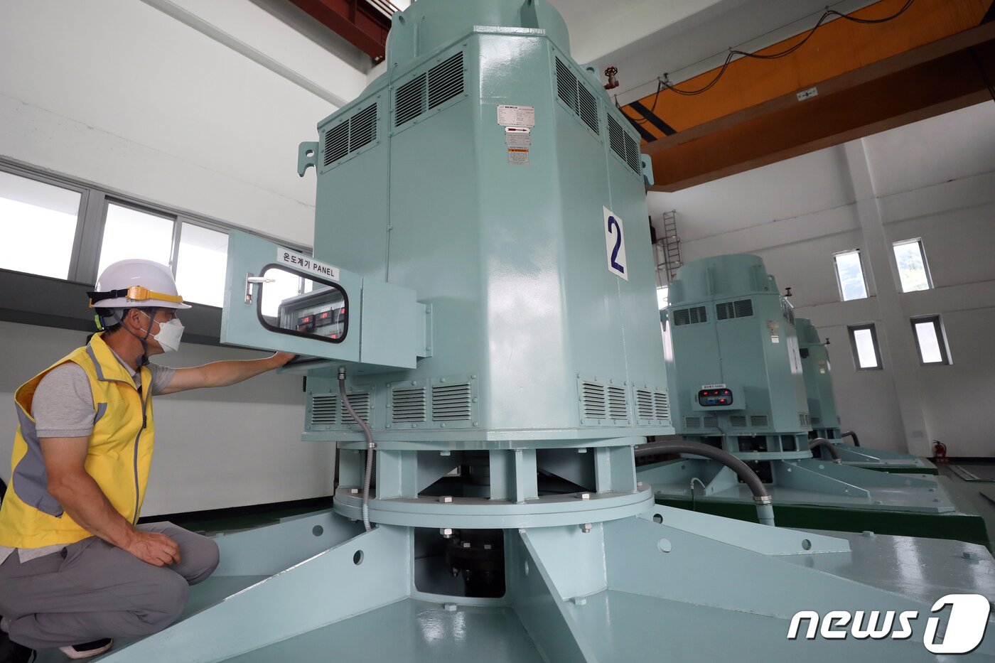 본문 이미지 - 1일 서울 마포구 빗물펌프장에서 구청 치수과 직원들이 배수펌프 작동 점검을 하고 있다. 기상청은 "최근 한반도 주변 상공에 머무르면서 정체전선의 북상을 저지하던 찬 공기가 동쪽으로 빠져나가면서 정체전선이 점차 우리나라로 북상해 오는 3일 전국에 영향을 줄 것＂이라고 설명했다. 이번 장마는 1982년 7월5일 이후 가장 늦은 장마로도 기록될 전망이다. 황기선 기자