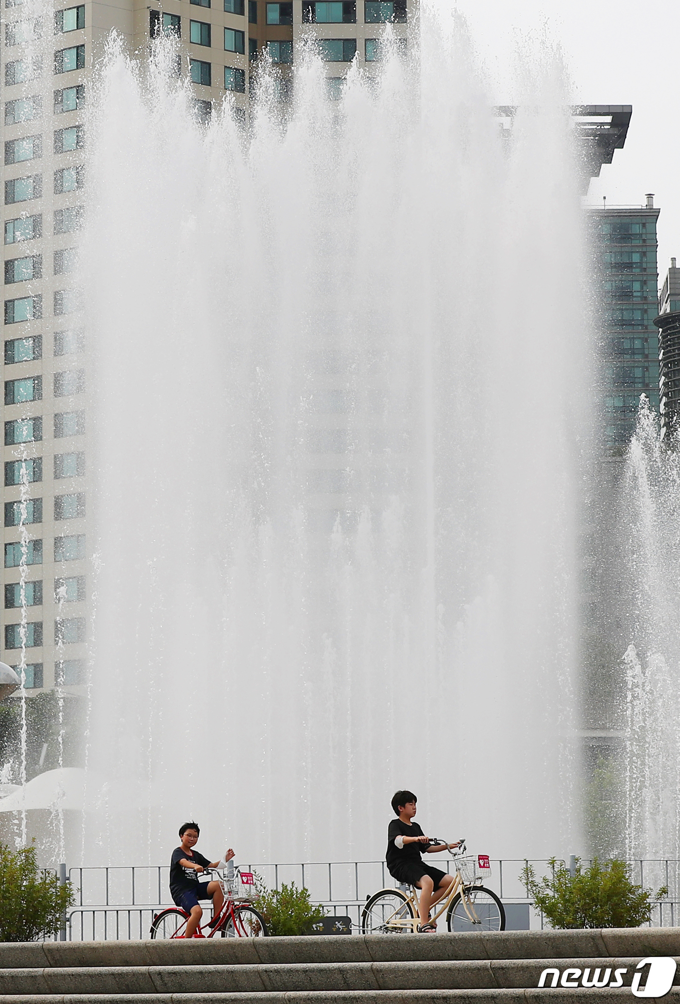 (서울=뉴스1) 민경석 기자 = 서울시가 한강공원 내 관람용 분수 9개를 1일부터 정상 운영한다. 단 신체접촉 및 신종 코로나바이러스 감염증(코로나19) 감염우려가 높은 물놀이형 …