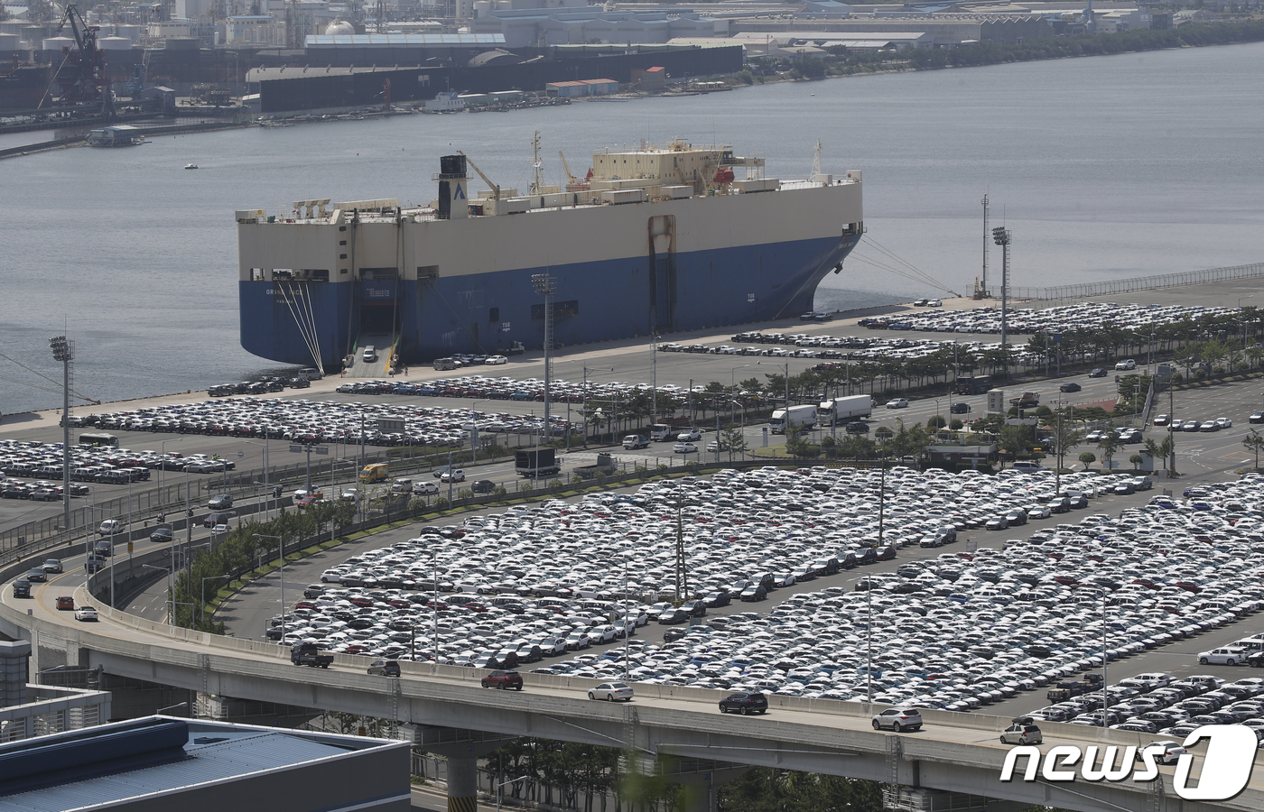 (울산=뉴스1) 윤일지 기자 = 지난달 우리나라 수출이 39.7% 증가하며 역대 6월 중 최고치를 기록한 동시에 상반기 누적 수출액 기준 사상 첫 3000억 달러를 돌파했다. 1일 …