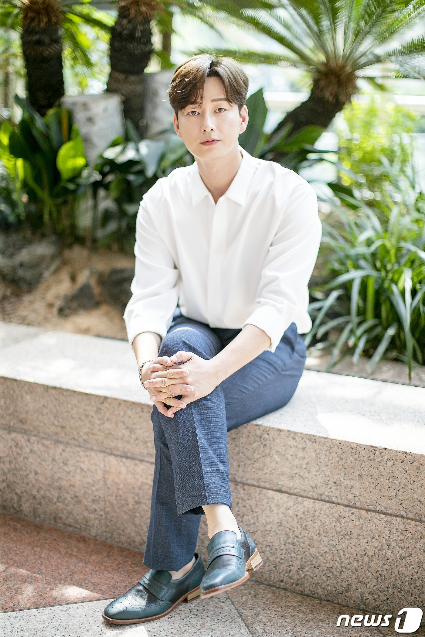 본문 이미지 - 최근 종영한 tvN 토·일 드라마 '마인'에서 열연을 펼친 배우 이현욱이 서울 종로구 뉴스1본사에서 열린 인터뷰에 앞서 포즈를 취하고 있다. /뉴스1 ⓒ News1 김진환 기자