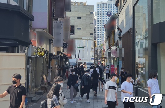 나흘새 확진자 울산 15배·충남 7배·제주 5배 ↑…비수도권도 '초비상' - Vimarsana News