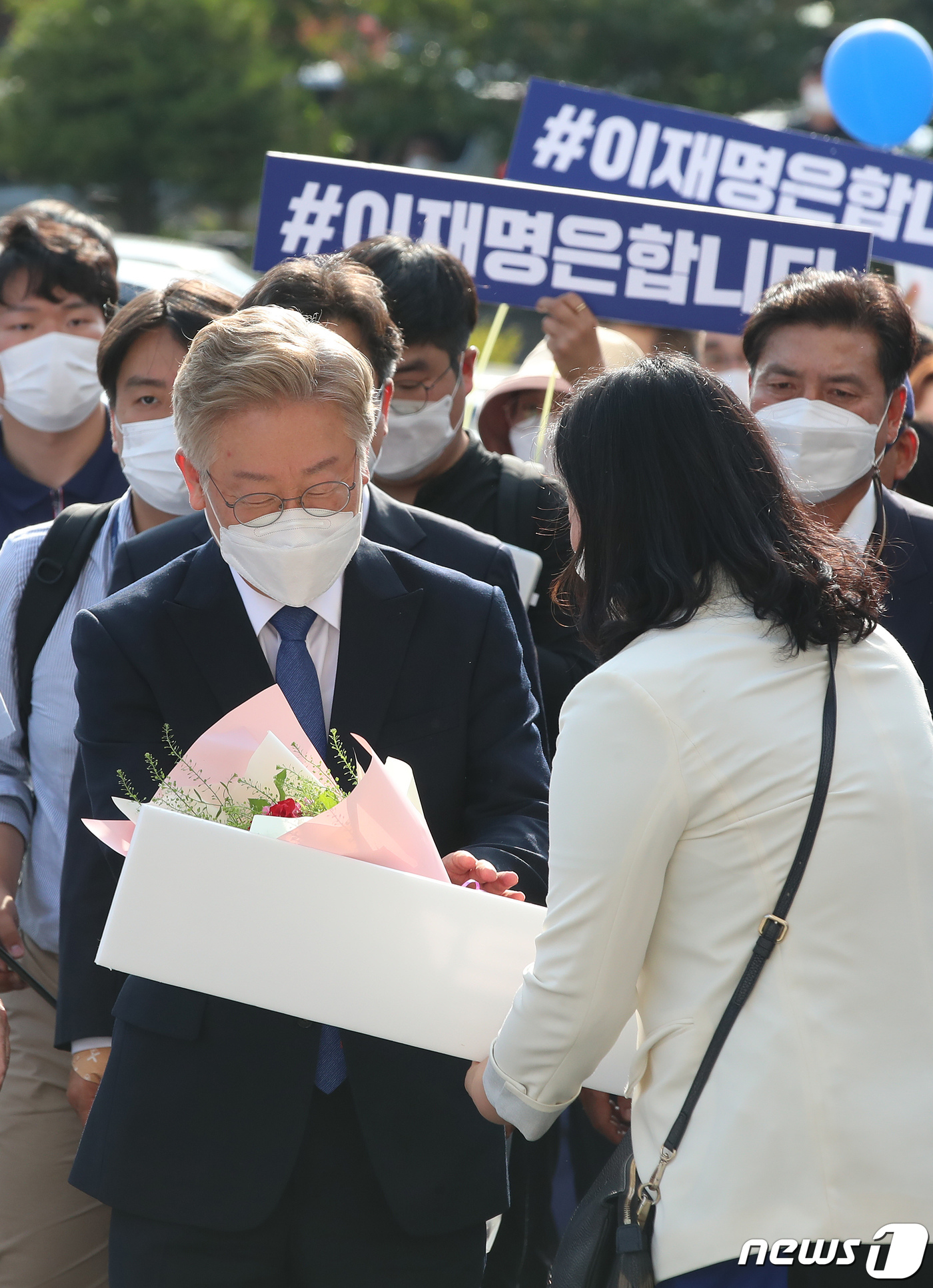 (안동=뉴스1) 공정식 기자 = 대선 출마를 선언한 이재명 경기도지사가 1일 오후 고향인 경북 안동을 찾아 경상북도유교문화회관에서 지지자들의 환영을 받고 있다. 2021.7.1/뉴 …