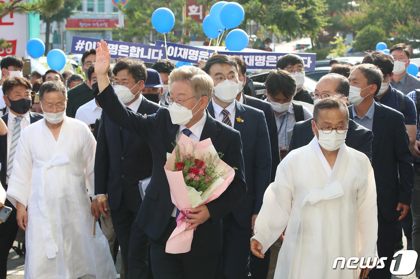 본문 이미지 - 대선 출마를 선언한 이재명 경기도지사가 1일 오후 고향인 경북 안동을 찾아 경상북도유교문화회관에서 지지자들의 환영에 손을 흔들며 화답하고 있다.  공정식 기자