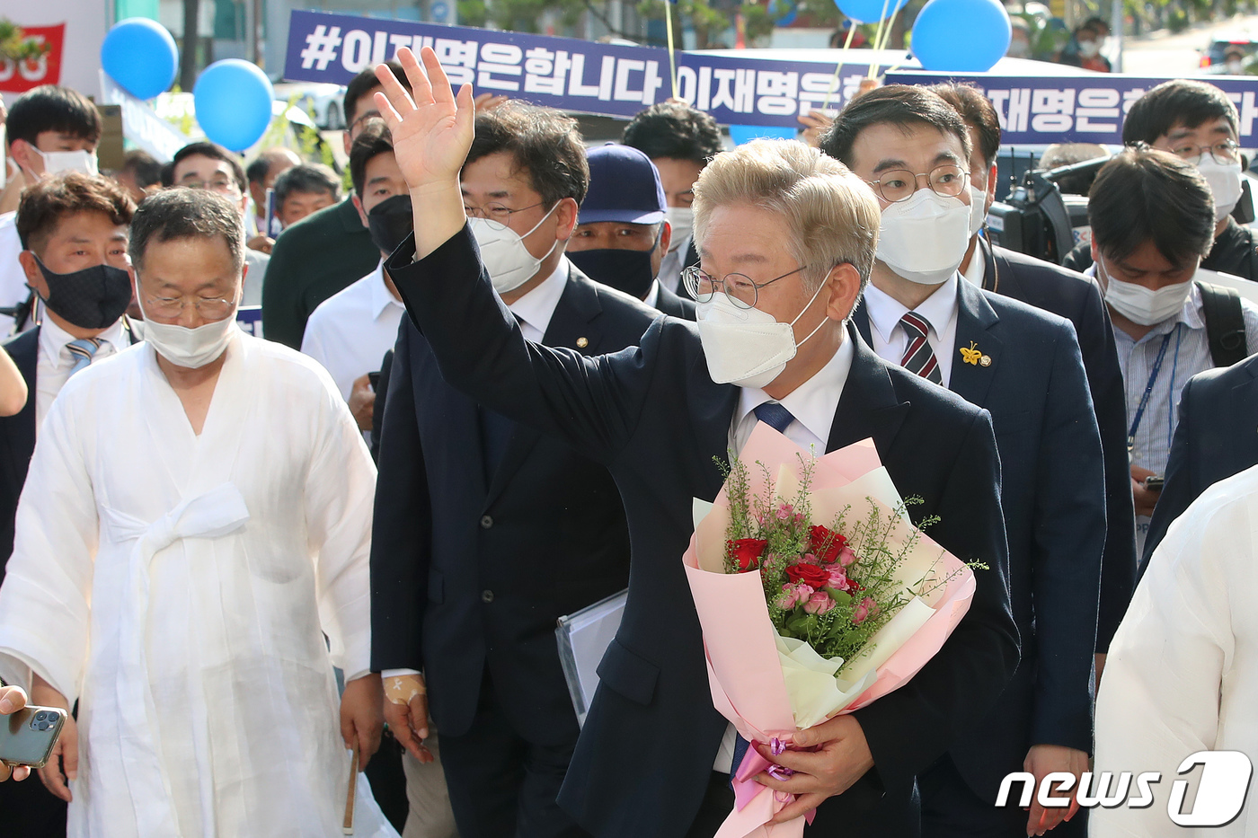 (안동=뉴스1) 공정식 기자 = 대선 출마를 선언한 이재명 경기도지사가 1일 오후 고향인 경북 안동을 찾아 경상북도유교문화회관에서 지지자들의 환영에 손을 흔들며 화답하고 있다. 2 …