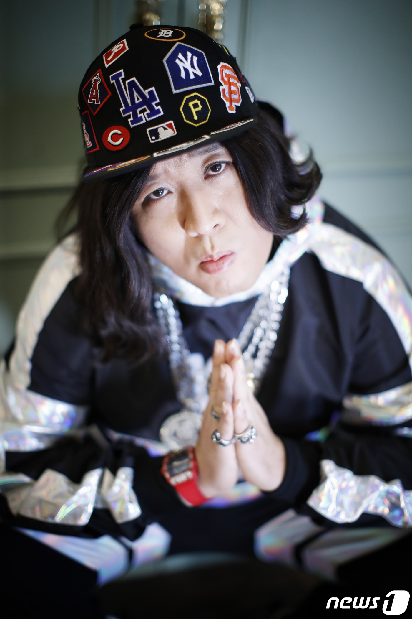 (서울=뉴스1) 권현진 기자 = 래퍼 ‘MC민지’로 돌아온 방송인 정준하가 1일 오후 서울 종로구 한 카페에서 열린 인터뷰에 앞서 포즈를 취하고 있다.정준하는 지난달 21일 '아새 …