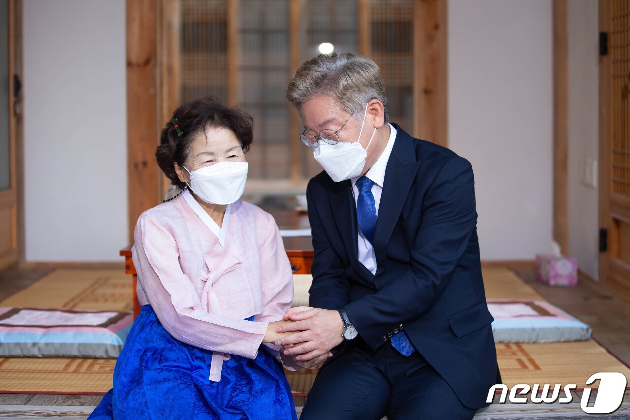 본문 이미지 - 대선 출마를 공식 선언한 이재명 경기지사가 1일 오후 경북 안동시 도산면 이육사문학관을 방문, 이육사 시인 외동딸 이옥비 여사와 손을 잡은 채 대화하고 있다. (이재명 캠프 제공) 2021.7.1/뉴스1 ⓒ News1 오대일 기자