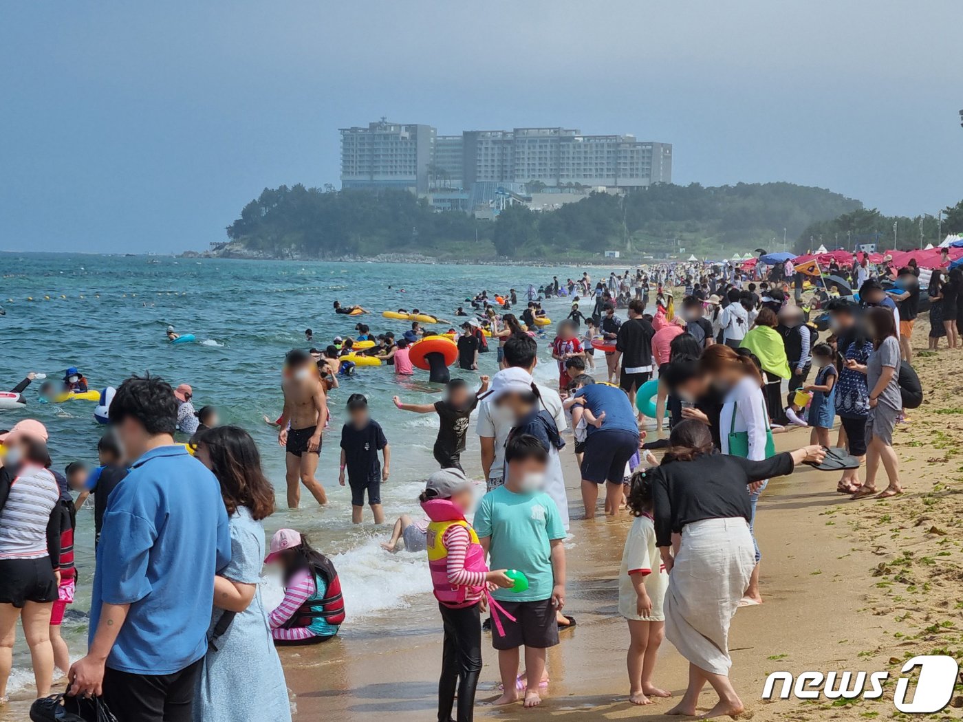본문 이미지 - 강원 동해안 해수욕장 개장 첫 주말인 10일 오후 속초해수욕장에 물놀이를 하러 나온 피서객들로 가득하다.ⓒ 뉴스1 윤왕근 기자 ⓒ News1 윤왕근 기자