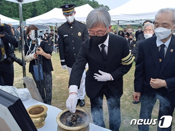 최재형 전 감사원장 부친 현충원서 영면…나라 살리기 결의 다져 - Vimarsana News