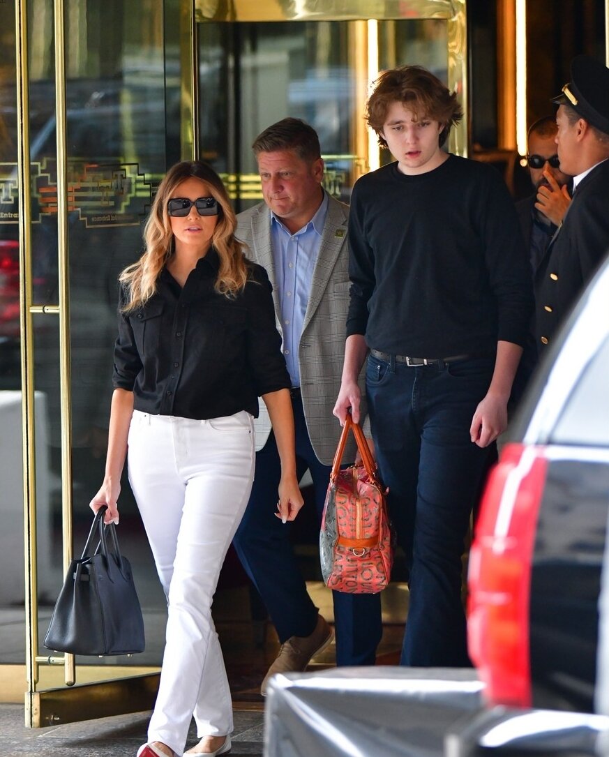 본문 이미지 - 지난 8일 배런 트럼프가 뉴욕에서 모친인 멜라니아 트럼프와 함께 있는 모습이 포착됐다. (저스트 자레드 갈무리) ⓒ 뉴스1