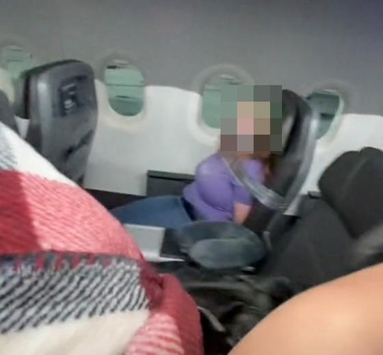 한 여성 승객이 기내에서 난동을 피우자 항공사 측은 테이프로 승객을 고정시키는 조치를 취했다. (틱톡 arieana mathena 갈무리) © 뉴스1