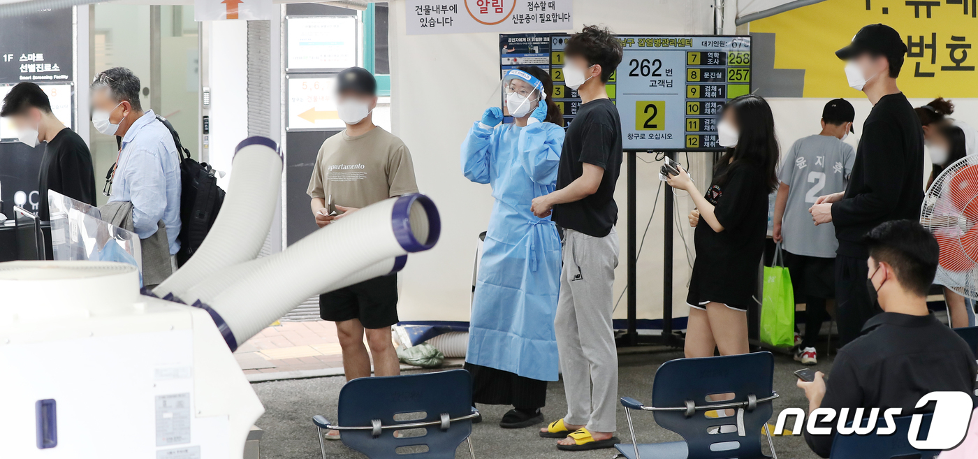 (서울=뉴스1) 민경석 기자 = 신종 코로나바이러스 감염증(코로나19) 확진자 수가 11일 0시 기준 1324명을 기록하며 사흘째 1300명대를 나타냈다.11일 서울 강남구 보건소 …