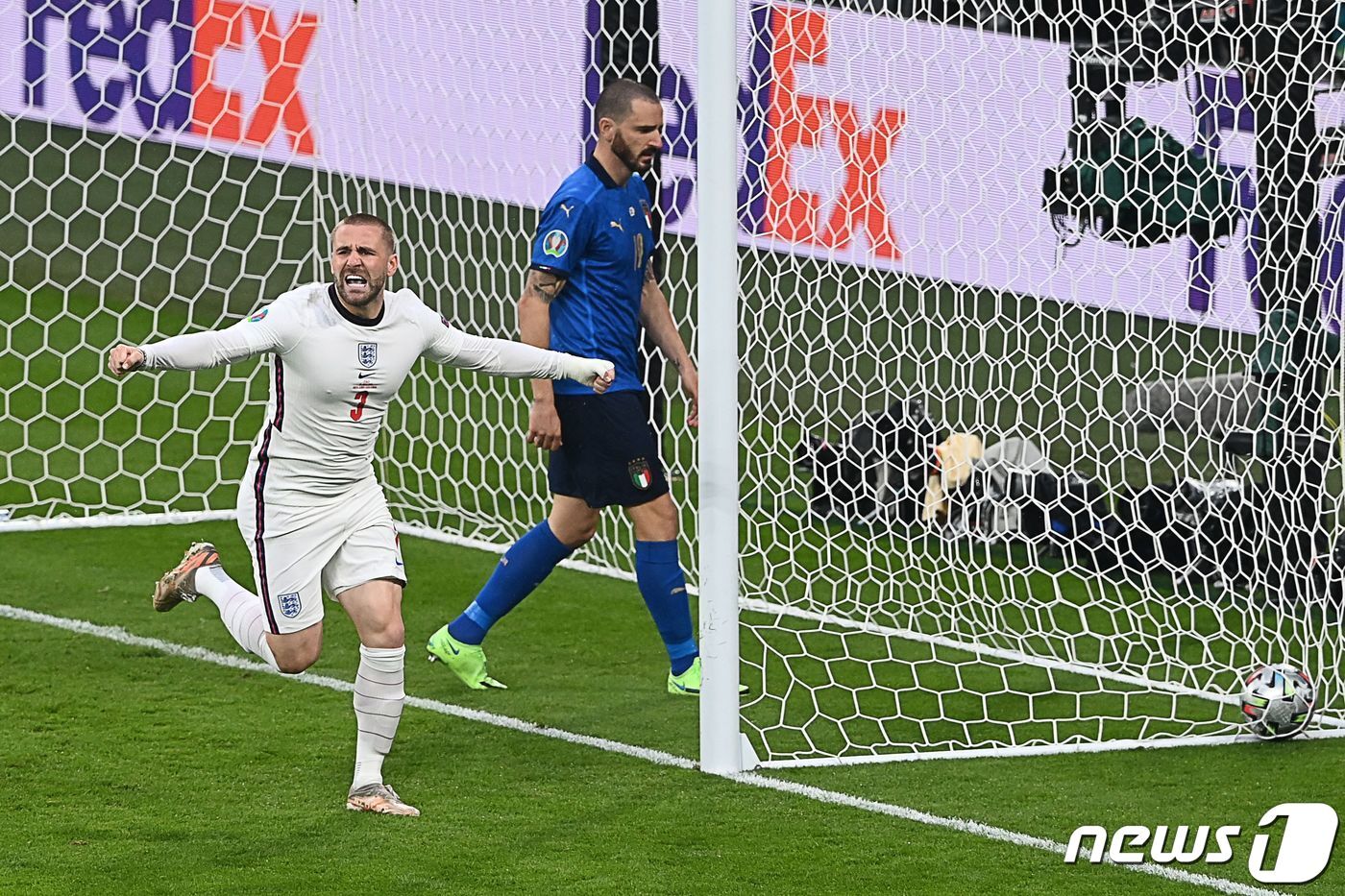 본문 이미지 - 킥오프 2분 만에 터트린 잉글랜드 루크 쇼의 선제골.  ⓒ AFP=뉴스1