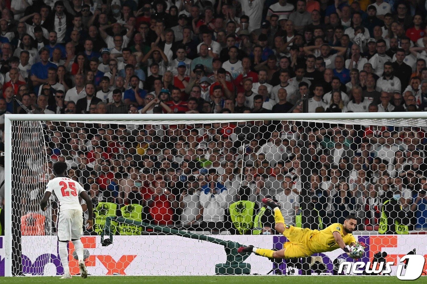 본문 이미지 - 부카요 사카(왼쪽)의 마지막 슈팅을 막아낸 돈나룸마의 슈퍼 세이브. ⓒ AFP=뉴스1