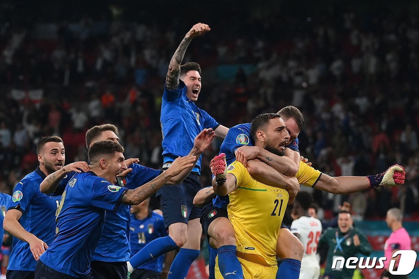본문 이미지 - 이탈리아 선수들이 12일 오전(한국시간) 영국 런던 웸블리 스타디움에서 열린 유럽축구연맹(UEFA) 유로 2020 결승전에서 승부차기 끝에 잉글랜드를 꺾은 뒤 우승을 확정짓자 환호하고 있다. ⓒ AFP=뉴스1