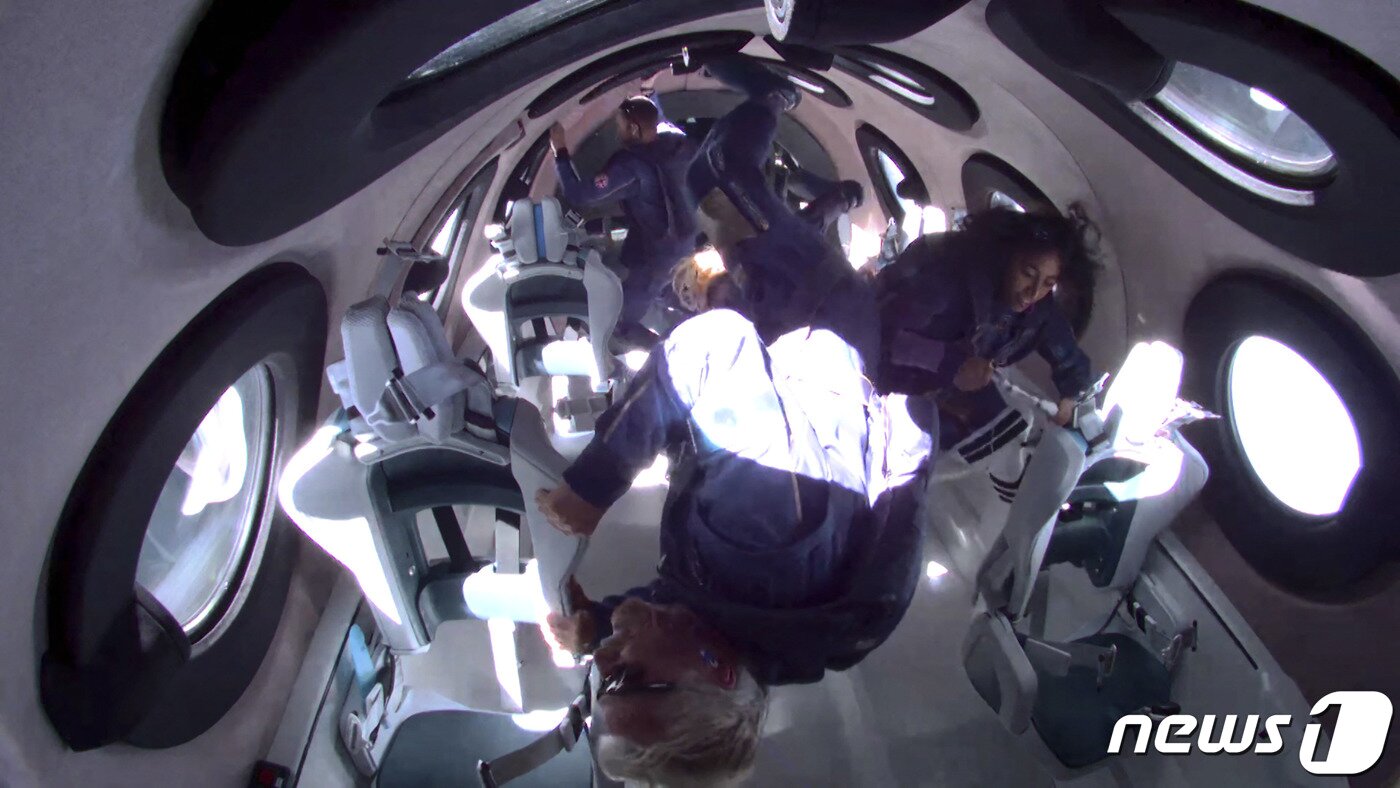 본문 이미지 - 리처드 브랜슨 버진그룹 회장이 지난해 7월 11일(현지시간) 뉴멕시코주 스페이스포트 우주센터에서 버진갤럭틱의 우주 비행선 ‘VSS 유니티’를 타고 75분간의 우주관광 시범 비행을 하고 있다. ⓒ AFP=뉴스1 ⓒ News1 우동명 기자