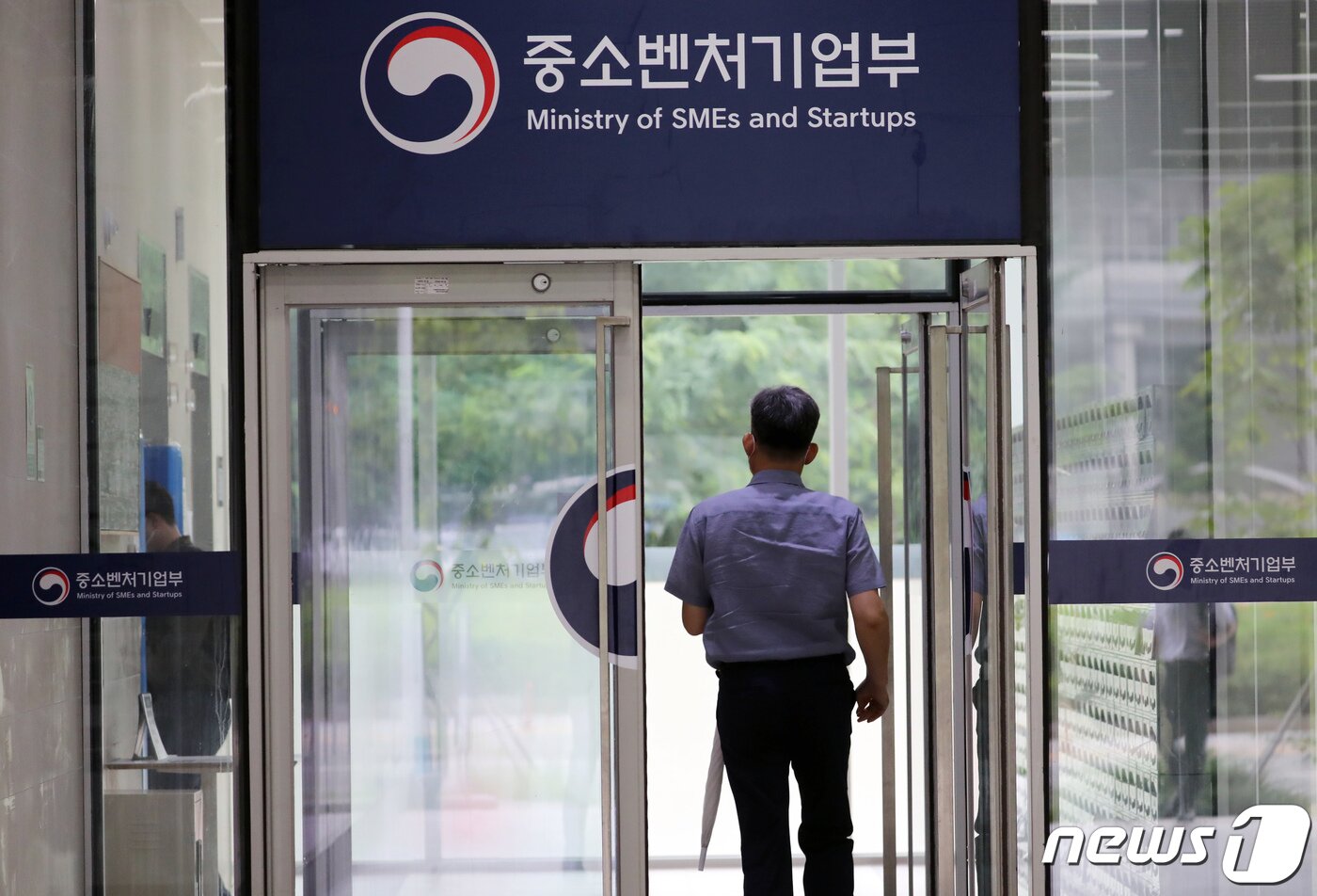 본문 이미지 - 중소벤처기업부 공무원들이 7월12일 세종시 어진동의 한 상가건물에 임차해 이사 작업이 진행 중인 중소벤처기업부 사무실로 첫 출근을 하고 있다. 2021.7.12/뉴스1 ⓒ News1 장수영 기자