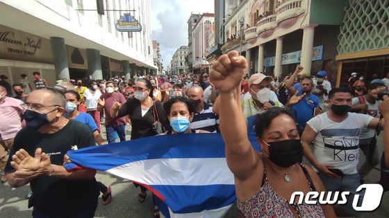 11일(현지시간) 쿠바의 아바나에서 시민들이 거리로 몰려 나와 