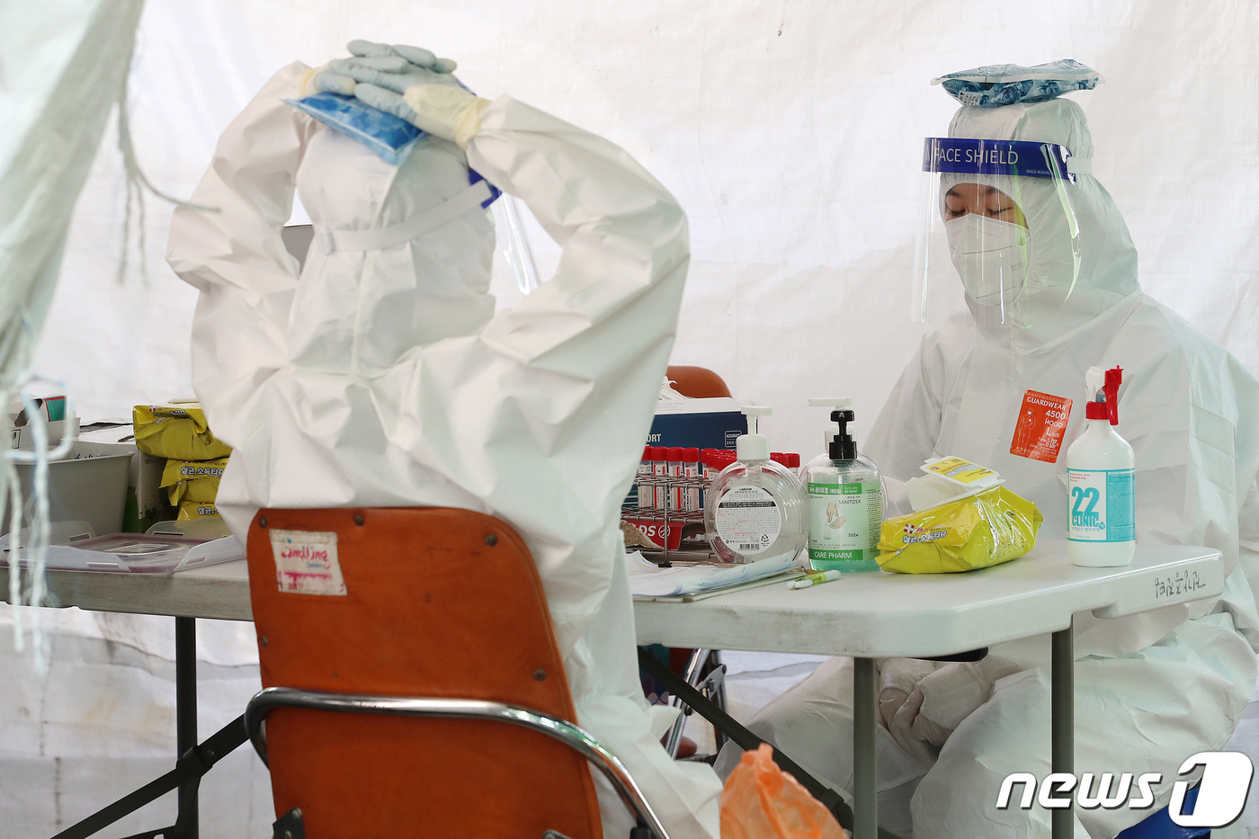 (대구=뉴스1) 공정식 기자 = 12일 대구지역 신종 코로나바이러스 감염증(코로나19) 신규 확진자가 한 달여 만에 37명이 추가돼 방역에 비상이 걸렸다.이날 오전 달서구보건소에 …