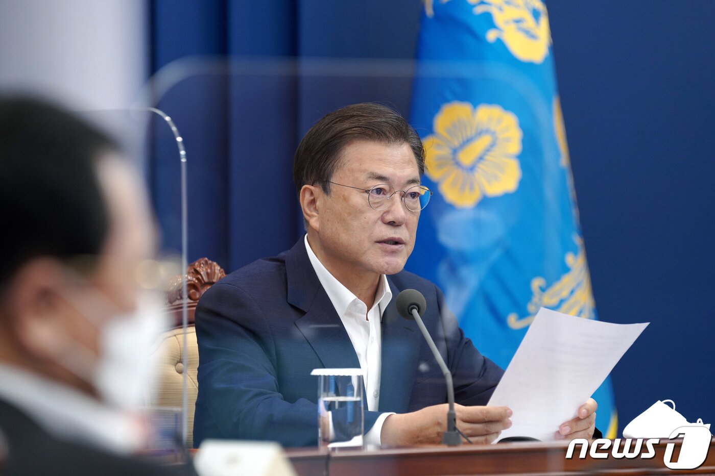 본문 이미지 - 문재인 대통령이 청와대에서 수도권 특별방역점검회의를 주재하고 있다. (청와대 제공)2021.7.12/뉴스1