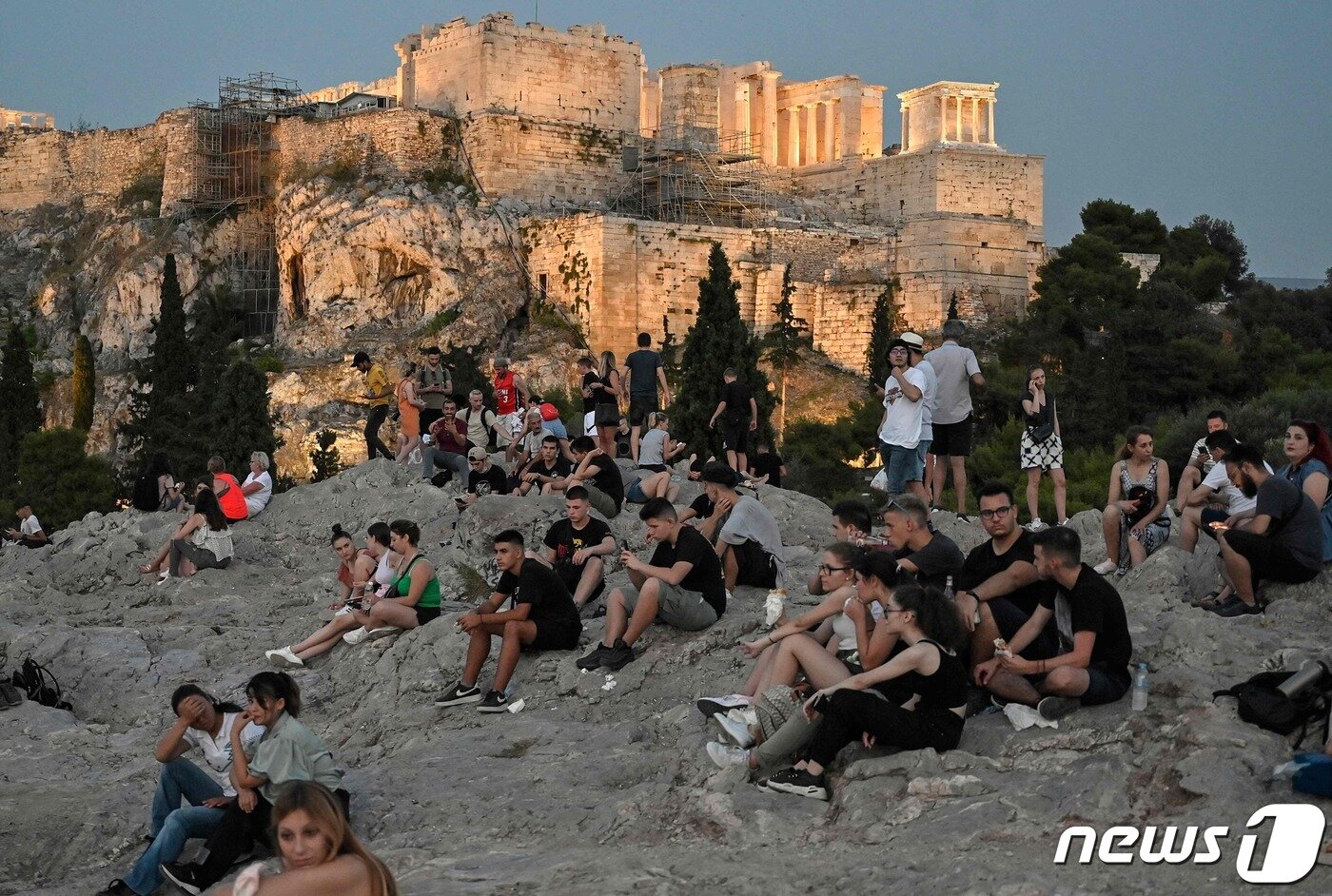본문 이미지 - 2021년 6월 24일 아테네 고대 아크로폴리스가 내려다보이는 곳에 모여 있는 그리스인들. ⓒ AFP=뉴스1