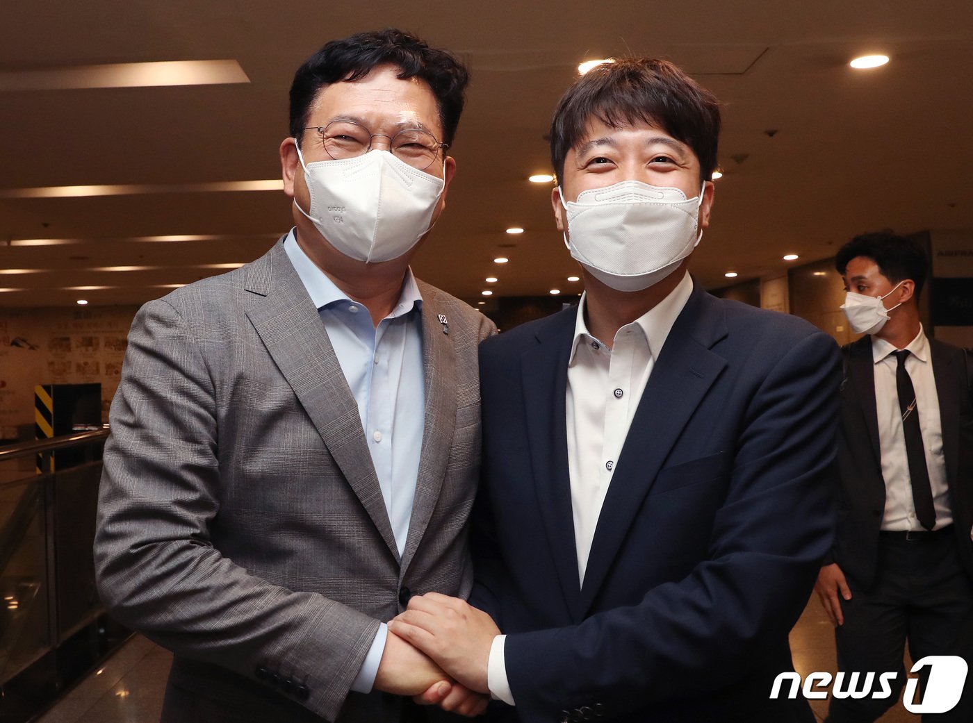 본문 이미지 - 송영길 더불어민주당 대표와 이준석 국민의힘 대표가 지난 12일 서울 여의도의 한 식당에서 만찬 회동을 마친 후 인사하고 있다. 2021.7.13/뉴스1 ⓒ News1 이동해 기자