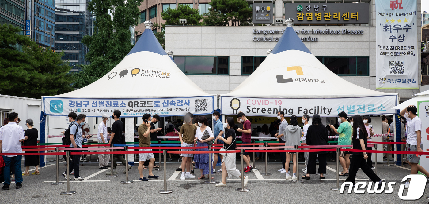 (서울=뉴스1) 유승관 기자 = 신종 코로나바이러스 감염증(코로나19) 신규 확진자가 1,150명으로 일주일째 1,000명대를 기록한 13일 서울 강남구 보건소 선별진료소에서 시민 …