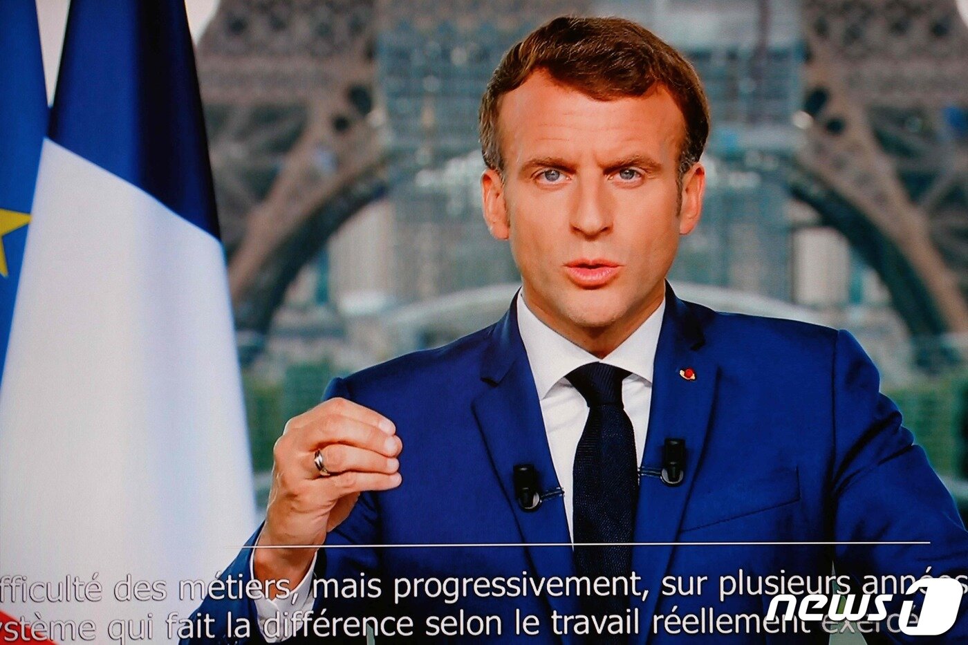 본문 이미지 - 에마뉘엘 마크롱 프랑스 대통령이  12일(현지시간) 파리 그랑 팔레에서 TV로 중계한 대국민 담화에서 코로나19 백신 접종을 확대하기 위해 8월부터 식당, 카페, 쇼핑몰 등 출입과 버스, 기차 등 탑승 때 백신 접종 증명서의 소지를 요구한다고 밝히고 있다. ⓒ AFP=뉴스1 ⓒ News1 우동명 기자