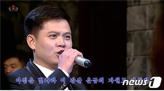 본문 이미지 - 김옥주와 함께 최근 많은 눈길을 받는 가수 김태룡. 그는 올해 신년 맞이 공연에서 김 총비서가 직접 다가와 귓속말을 하고 볼을 쓰다듬는 모습이 포착돼 주목을 받았다.(조선중앙TV 갈무리) ⓒ 뉴스1