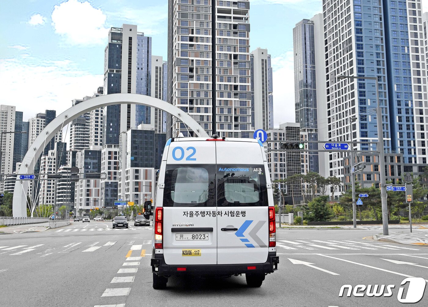 본문 이미지 -  로보셔틀이 세종 스마트시티 일대를 주행하고 있는 모습. (현대자동차 제공) 2021.7.13/뉴스1