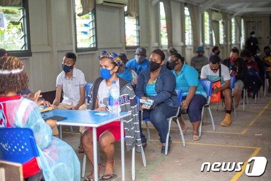 본문 이미지 - 피지 주민들이 코로나19 백신을 접종하러 기다리고 있다. ⓒ AFP=뉴스1