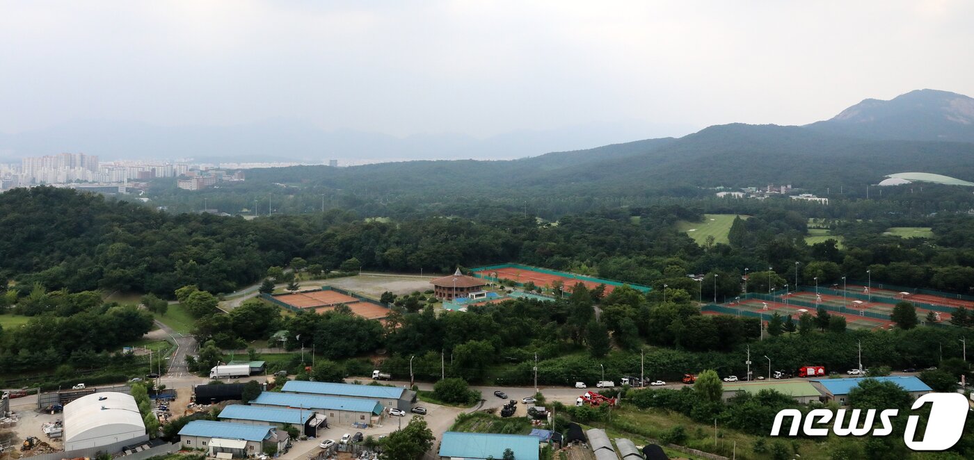 본문 이미지 - 사진은 13일 오후 경기도 구리시 갈매 더샵 나인힐스에서 바라본 서울 노원구 태릉골프장의 모습. 2021.7.13/뉴스1 ⓒ News1 김진환 기자