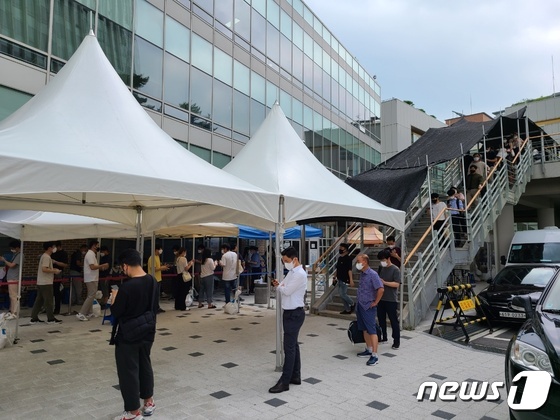 33도 폭염 경보에도 검사 2배 폭증…선별진료소 "쓰러질 지경" - Vimarsana News