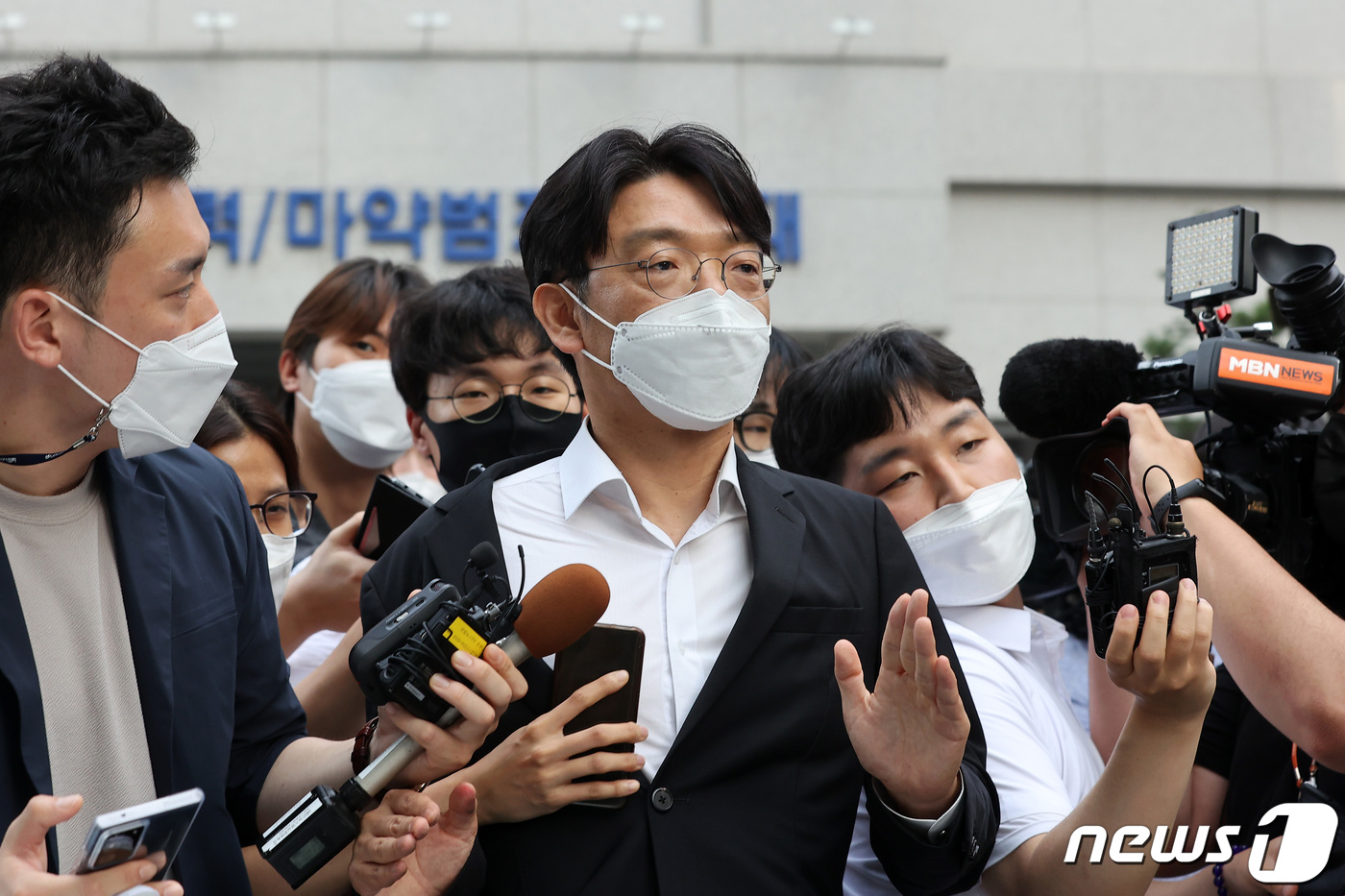 (서울=뉴스1) 조태형 기자 = 청탁금지법 위반 혐의를 받는 이동훈 전 조선일보 논설위원이 13일 오후 소환 조사를 마치고 서울 마포구 서울경찰청 강력범죄수사대 청사를 나서고 있다 …