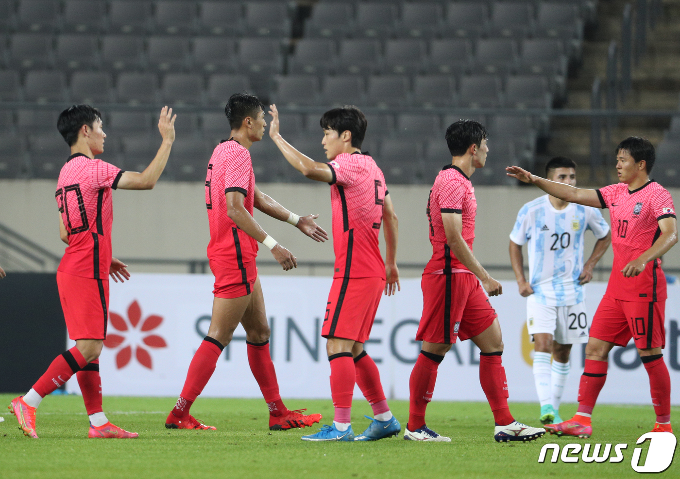 (용인=뉴스1) 신웅수 기자 = 13일 오후 경기 용인시 용인미르스타디움에서 열린 올림픽 축구대표팀 평가전 대한민국과 아르헨티나의 경기를 2대 2로 마친 선수들이 인사를 나누고 있 …