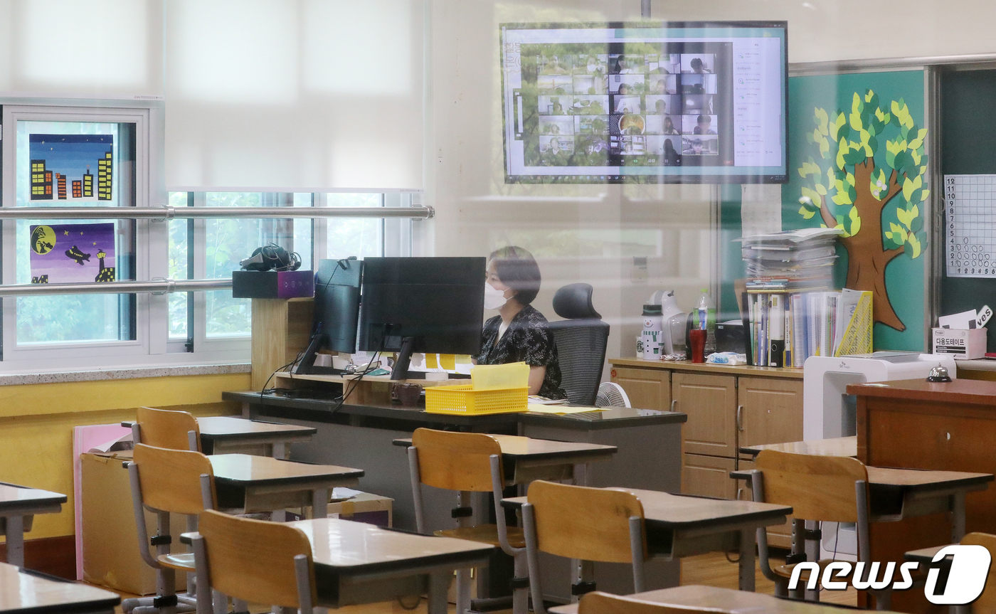 (서울=뉴스1) 김진환 기자 = 코로나19 확산에 따른 수도권 사회적 거리두기 4단계 격상으로 수도권 학교들이 전면 원격수업에 들어간 14일 오전 서울 노원구의 원광초등학교에서 교 …