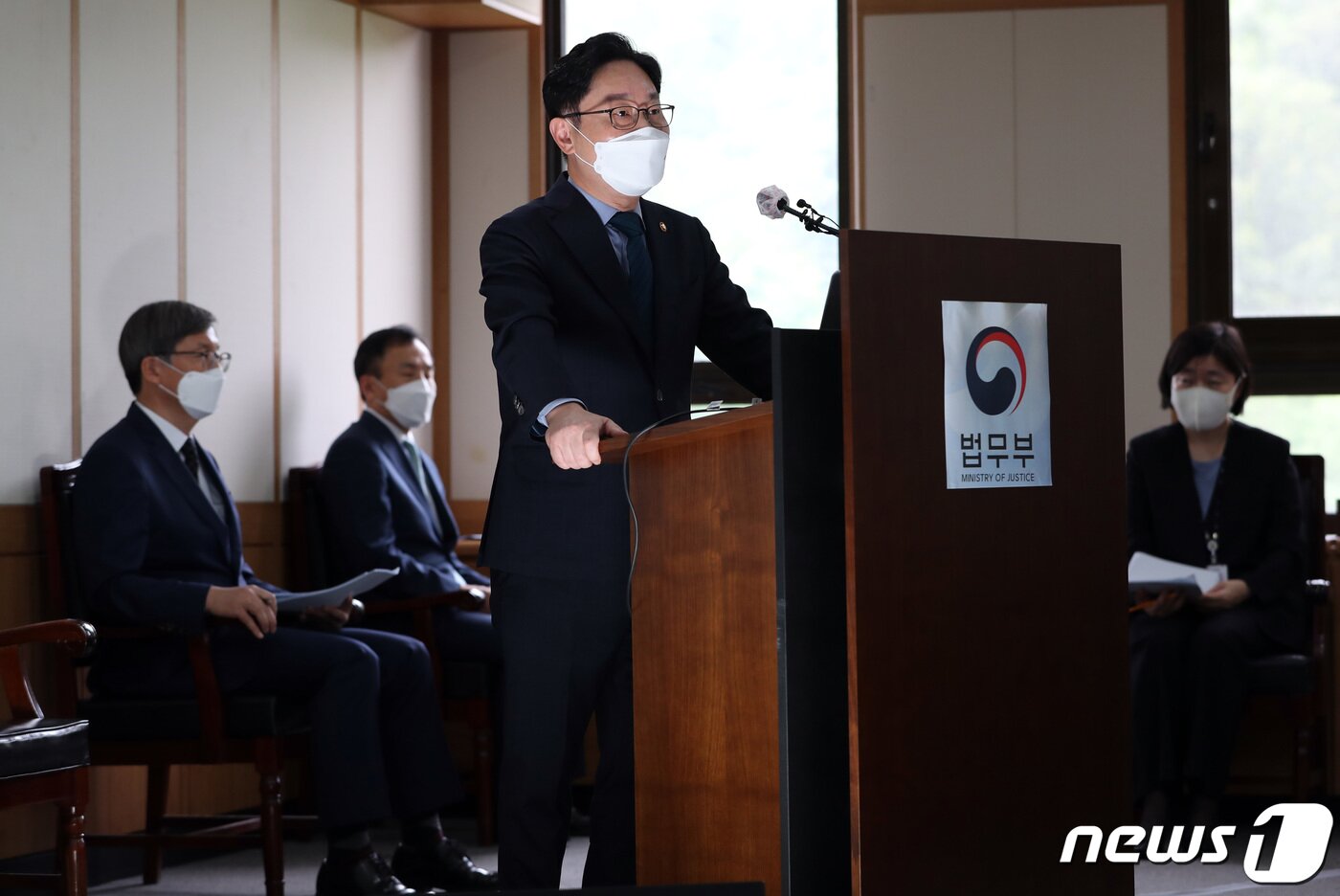 본문 이미지 - 박범계 법무부 장관이 14일 오전 경기도 과천시 정부과천청사 법무부 대회의실에서 한명숙 전 총리 모해위증교사 의혹 사건 관련 법무부·대검찰청 합동감찰 브리핑을 마친 뒤 기자들의 질문에 답하고 있다. 2021.7.14/뉴스1 ⓒ News1 성동훈 기자