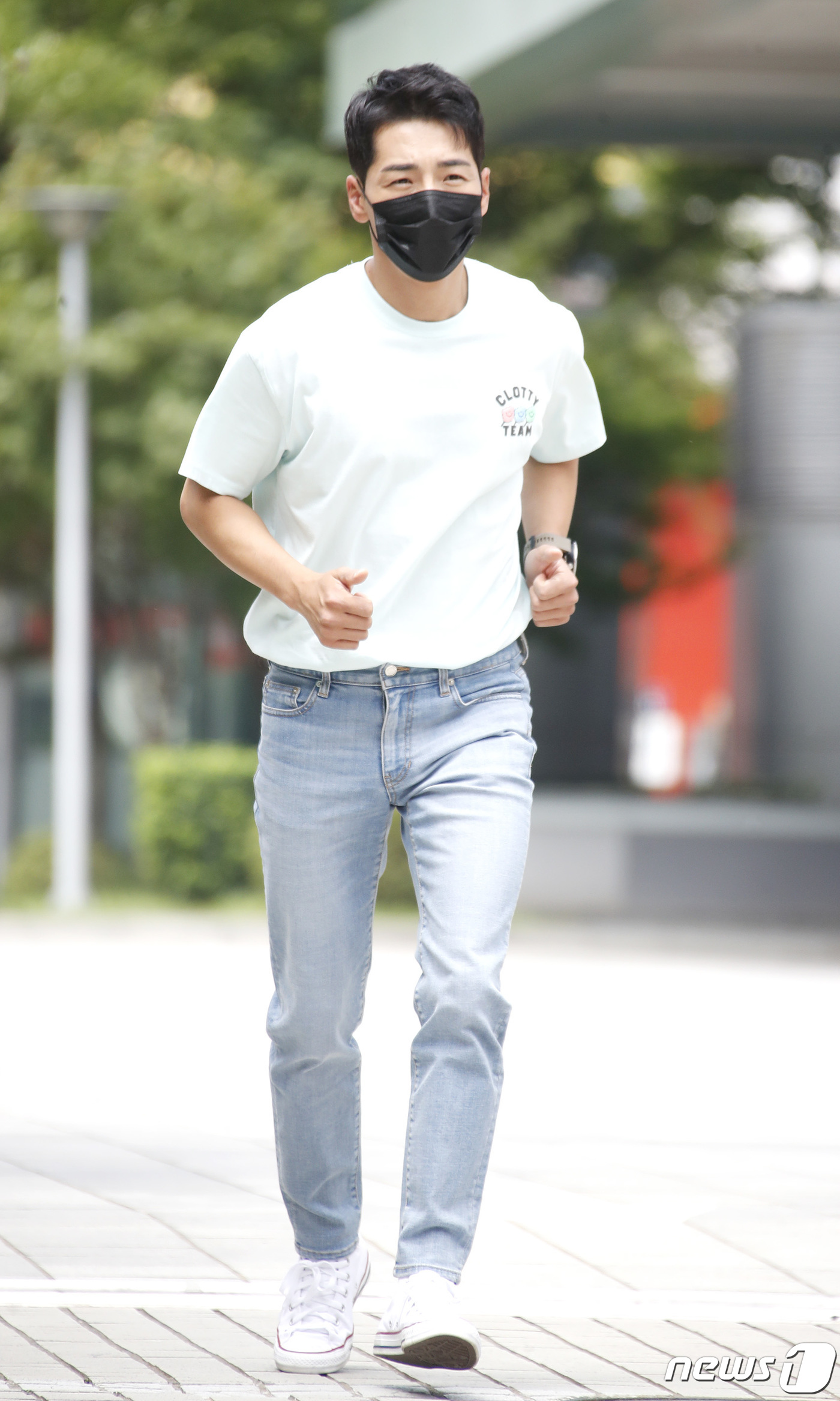 (서울=뉴스1) 권현진 기자 = 가수 박군이 14일 서울 양천구 목동SBS에서 열리는 라디오 '두시타임 컬투쇼'를 위해 방송국으로 들어서고 있다. 2021.7.14/뉴스1