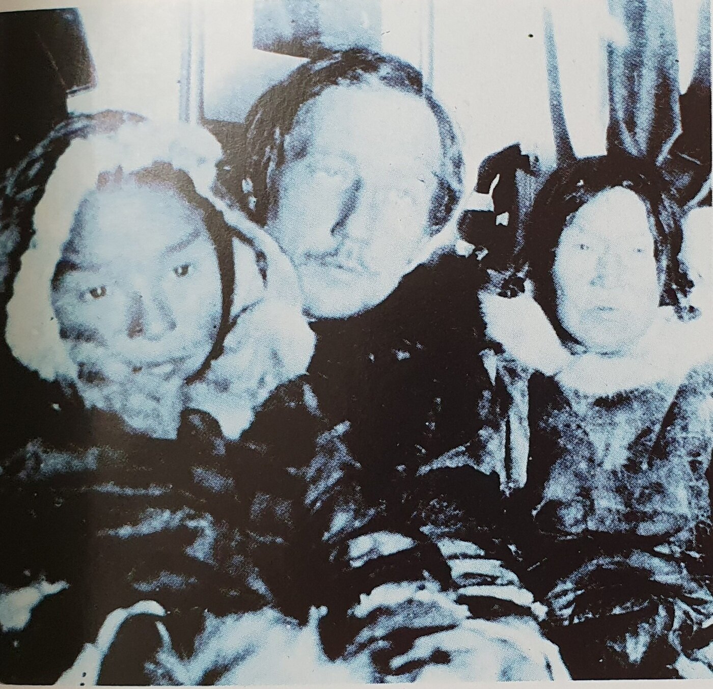 본문 이미지 - 1903년 겨울 킹윌리엄섬에서 이누이트 원주민과 지내는 아문센 / 사진출처 = 시공디스커버리