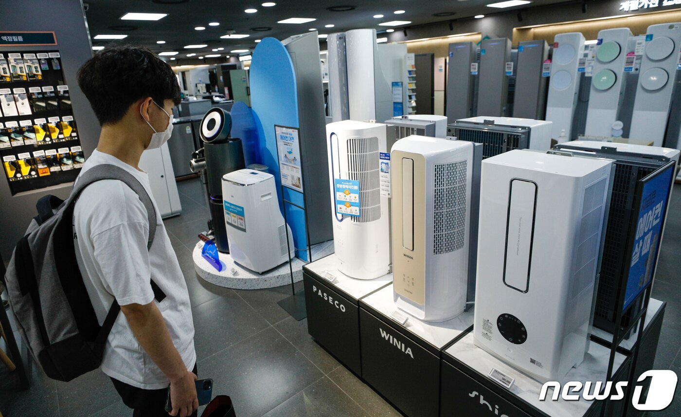 본문 이미지 - 서울 중구 롯데하이마트 서울역점에 창문형 에어컨이 진열돼 있다. ⓒ News1 안은나 기자