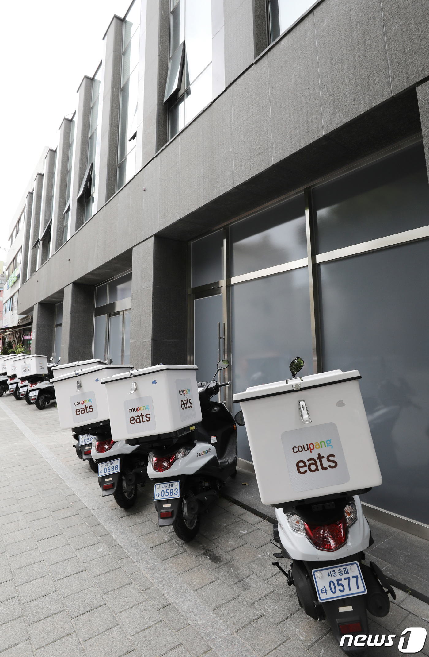 (서울=뉴스1) 박지혜 기자 = 쿠팡이츠 마트 배달 오토바이가 14일 오후 서울 송파구 쿠팡 마이크로 풀필먼트 센터 앞에서 대기하고 있다.국내 퀵커머스(Quick Commerce· …