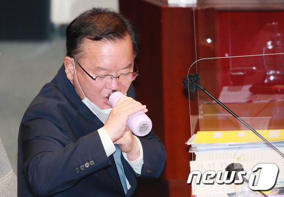 김총리, 백신 부족 지적에 "7월 셋째·넷째 주에 700만회분 들어와" - Vimarsana News
