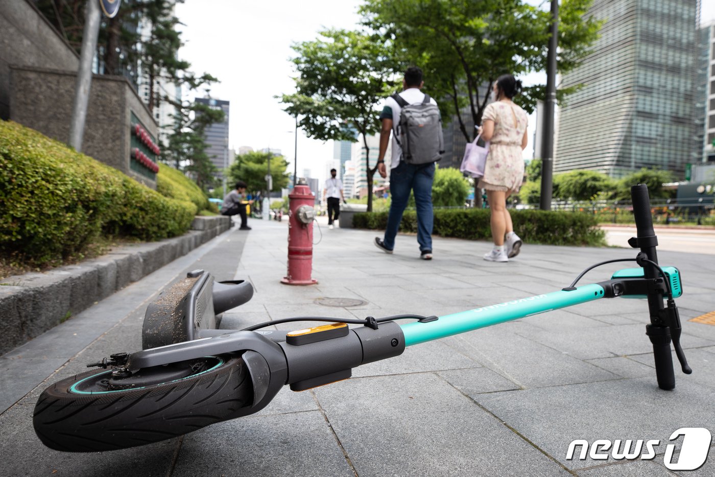 본문 이미지 - 서울시내 보도에 전동킥보드가 넘어져 있다. /뉴스1 ⓒ News1 유승관 기자