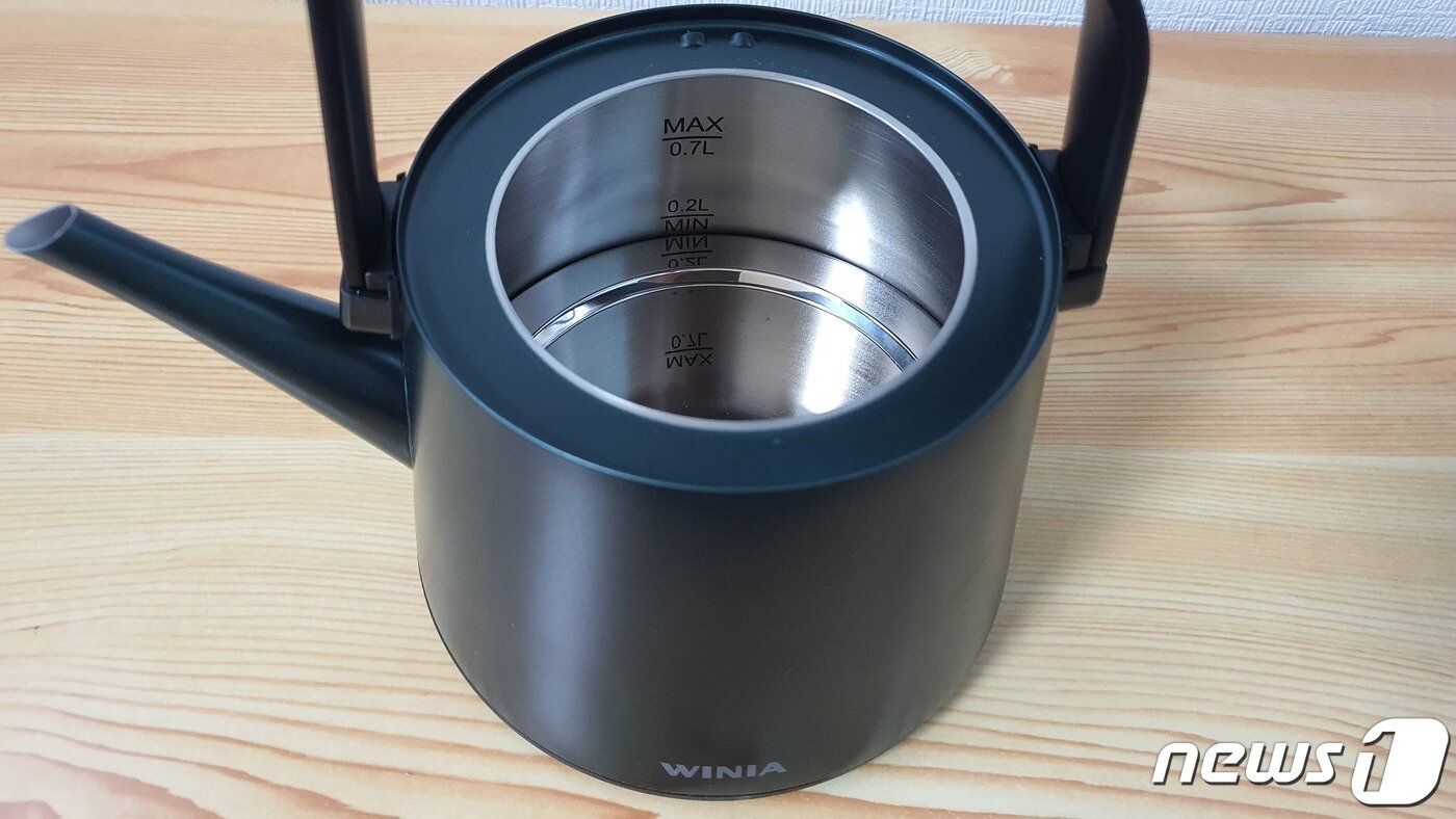 본문 이미지 - 위니아 전기주전자 내부. 수량의 맥시멈(MAX)과 미니멈(MIN)이 표시돼 있다. ⓒ News1 정상훈 기자