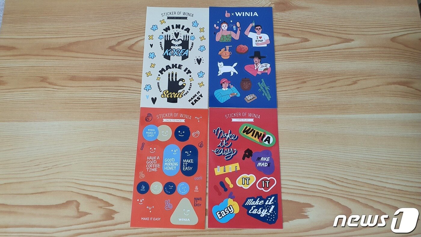 본문 이미지 - 위니아 전기주전자 제품에 동봉된 일러스트레이터 '엄지'가 디자인한 캘리그라피 스티커. ⓒ News1 정상훈 기자