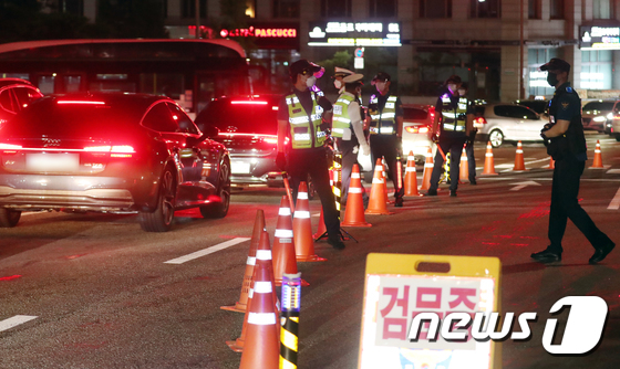 '심야 도심 차량시위' 주도 자영업자 대표 6일 경찰 소환…"집시법 위반" - Vimarsana News