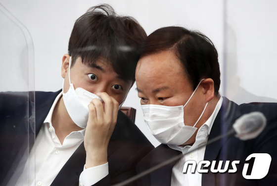 우원식 "가만보니 이준석을 어린애 취급" vs 홍문표 "왜 싸움 붙이냐" - Vimarsana News