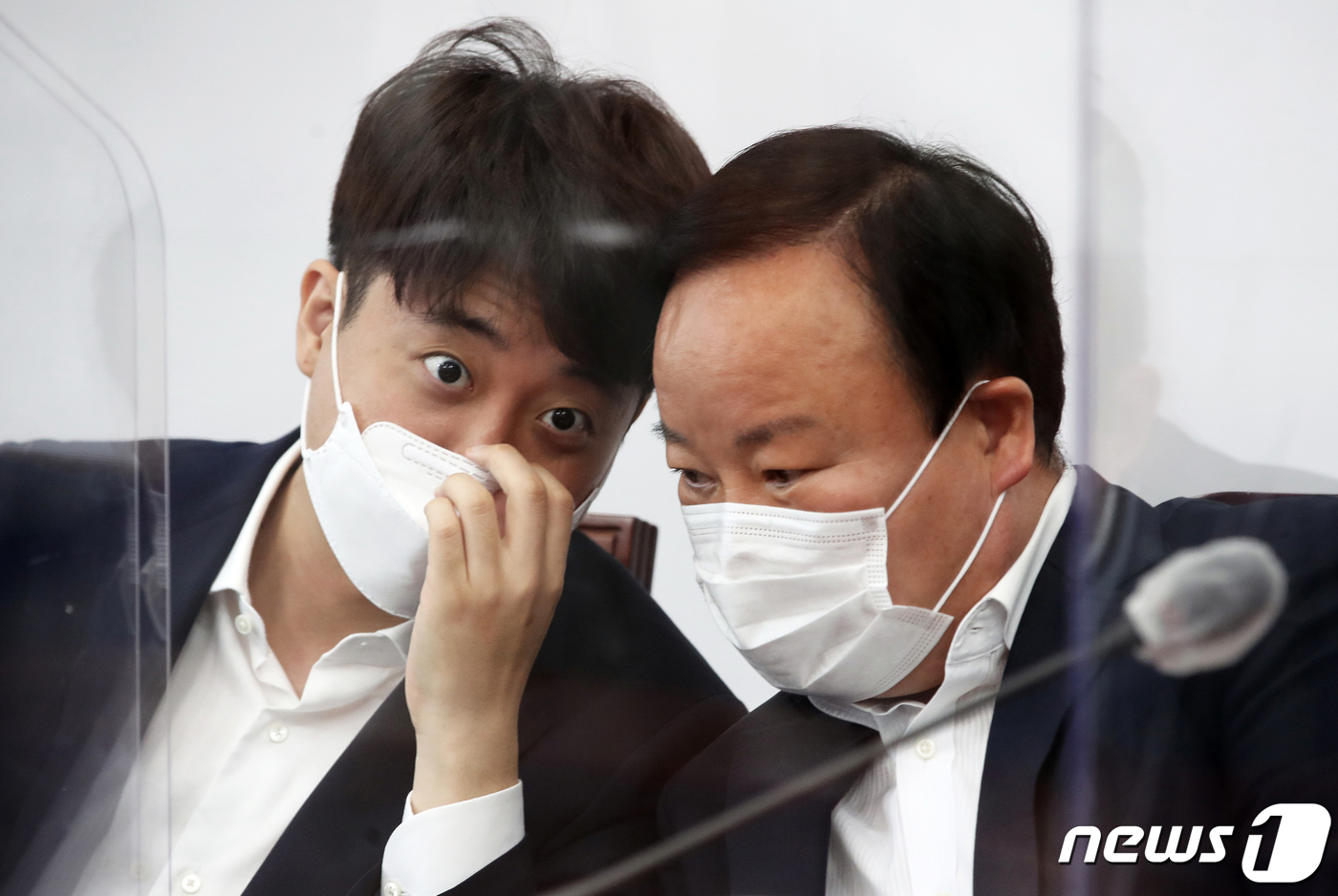 (서울=뉴스1) 오대일 기자 = 이준석 국민의힘 대표가 15일 오전 서울 여의도 국회에서 열린 최고위원회의에서 김재원 최고위원과 귀엣말을 나누고 있다. 2021.7.15/뉴스1