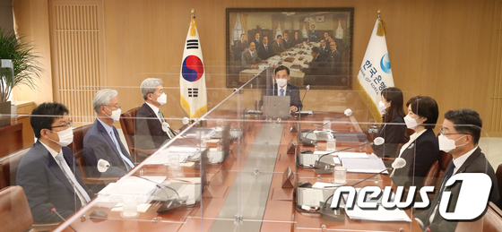[전문]금리동결 금통위 "코로나·금융불균형 점검하며 금리 판단할 것" - Vimarsana News