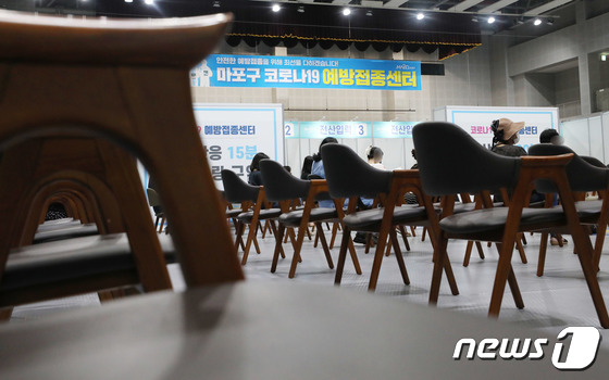 '물량 문제 없다'지만…53~54세 예약 혼란에 또다시 공급 우려 - Vimarsana News