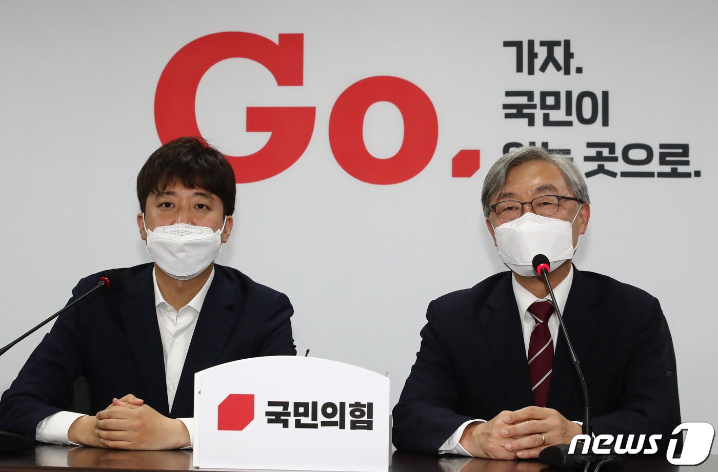 본문 이미지 - 대권행보를 본격화 한 최재형 전 감사원장이 15일 서울 여의도 국민의힘 중앙당사를 방문해 이준석 대표와 면담에 앞서 인사말을 하고 있다. 최 전 감사원장은 이날 국민의힘에 전격 입당했다. 2021.7.15/뉴스1 ⓒ News1 오대일 기자